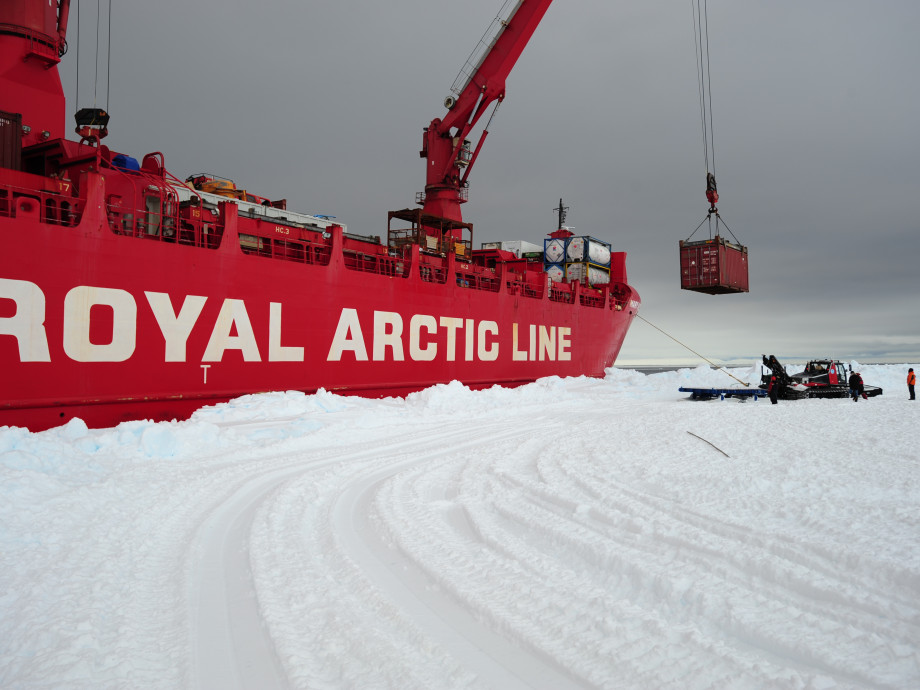 Unloading of the Mary Arctica 