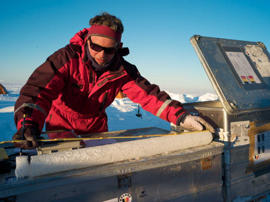 Measuring ice cores