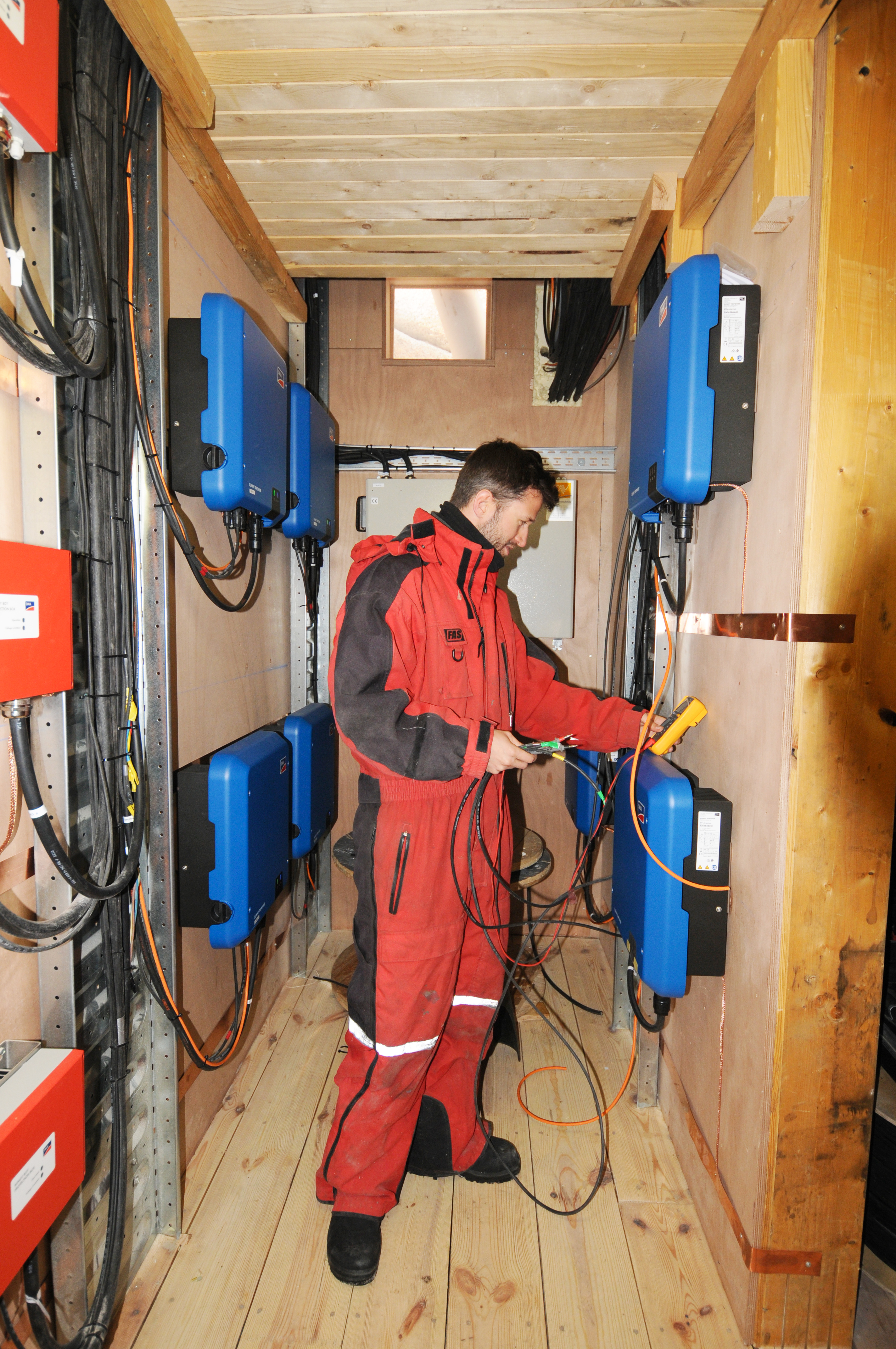 Guus Luppens cables inverters to solar panels
