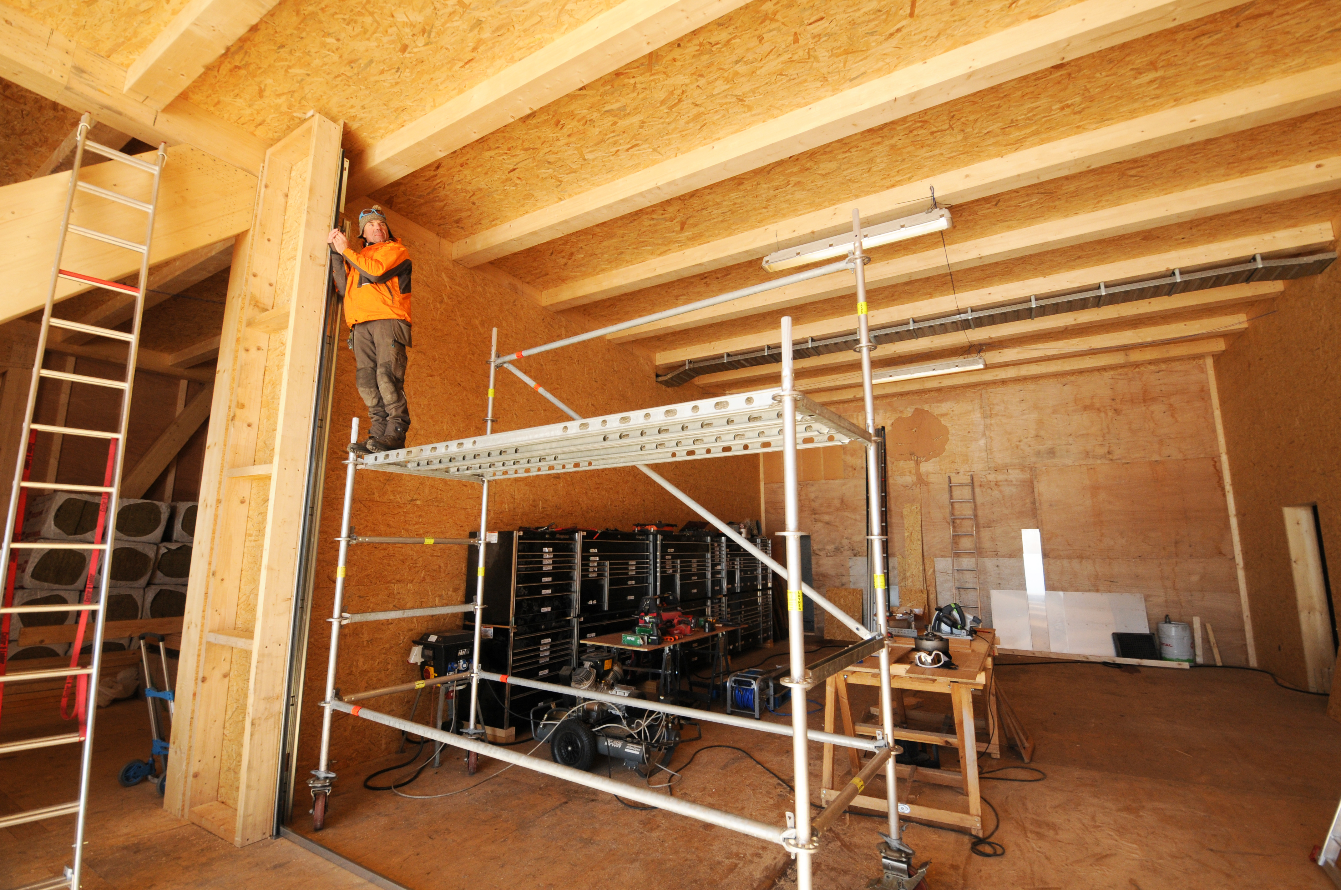 IPF team installs wooden frame in PEA station's new annexes