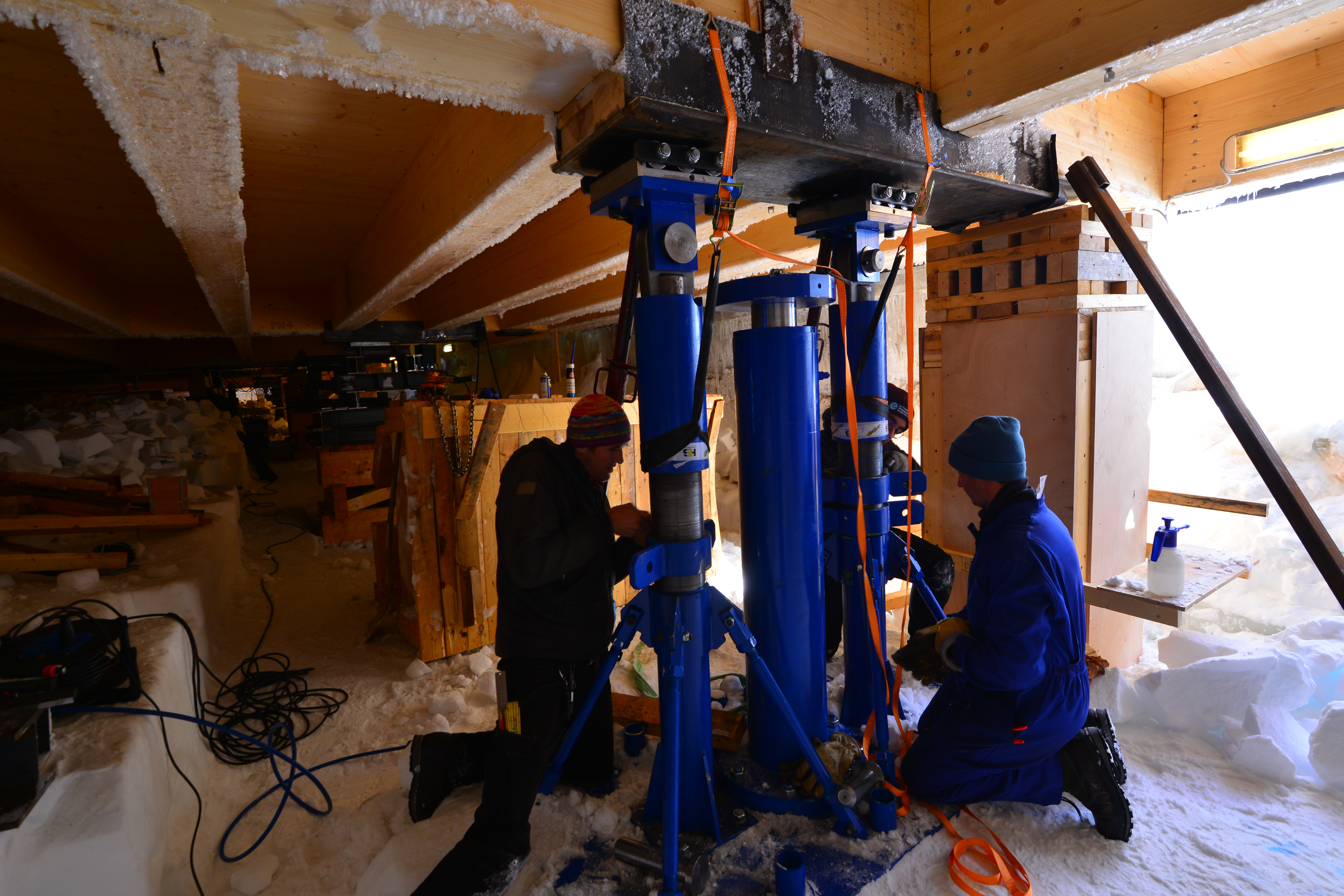 Installing the hydraulic pistons