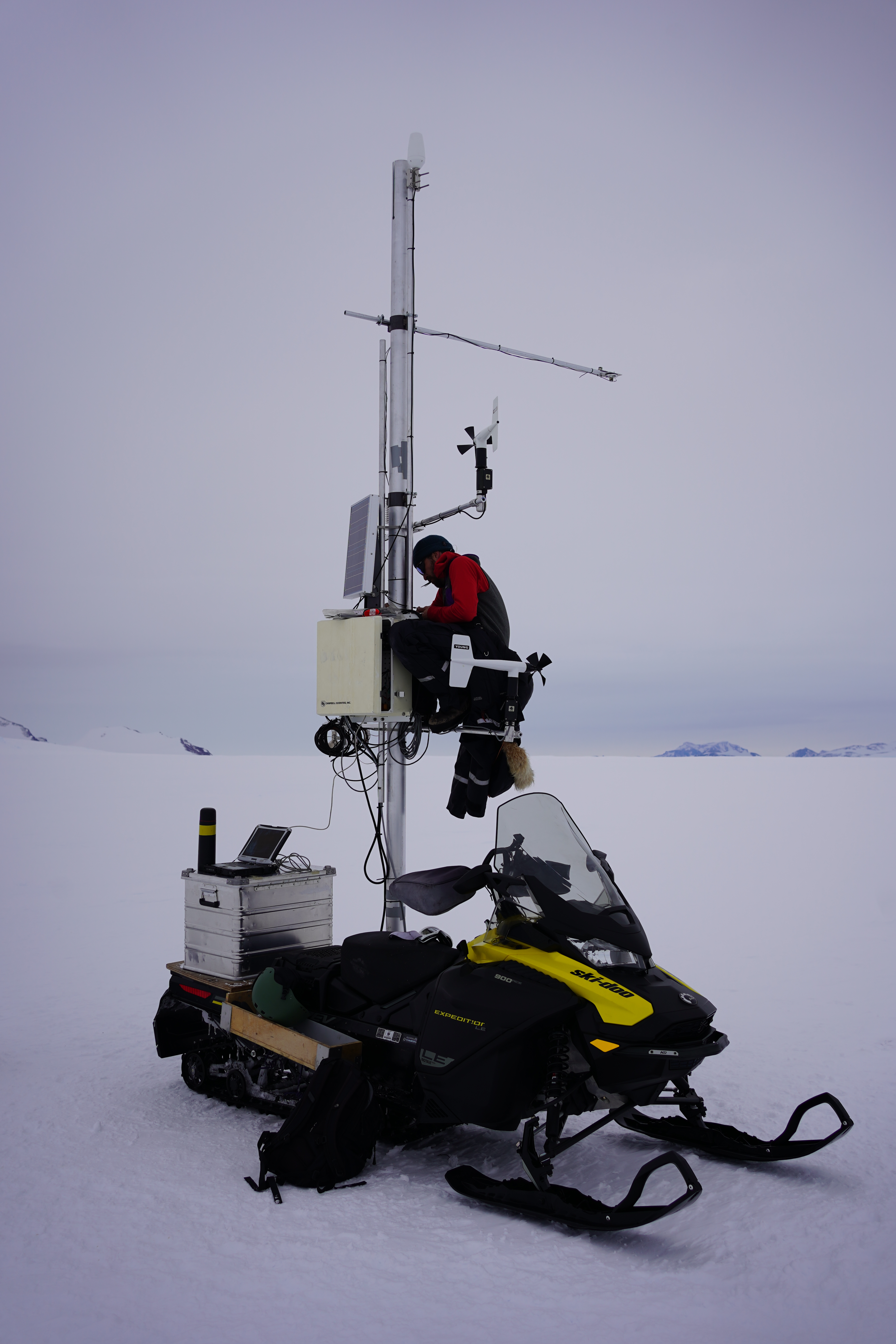 Automatic Weather Station (AWS-GUN) close to Antarctic plateau.