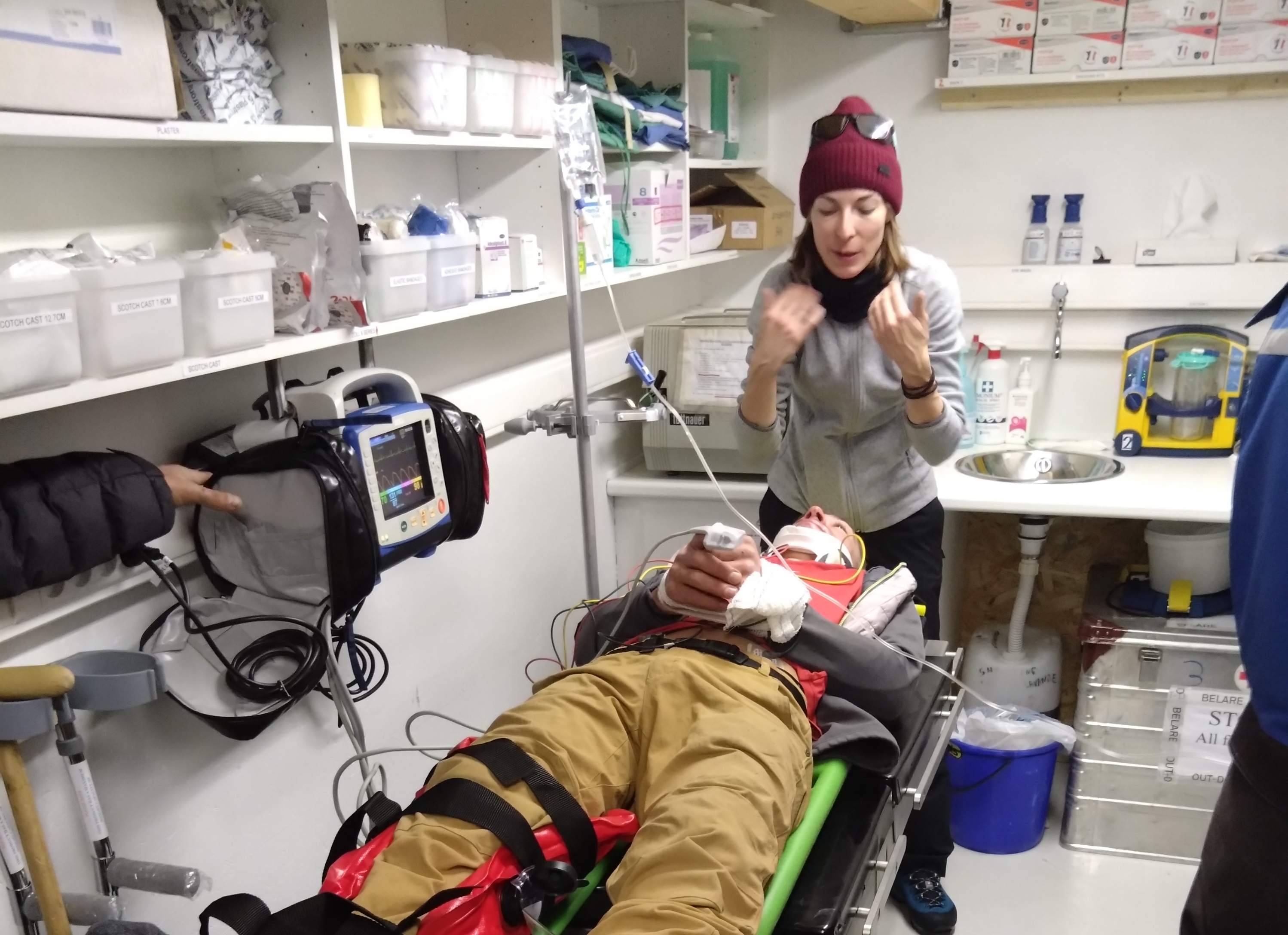 Doctor explains how to treat an injured patient