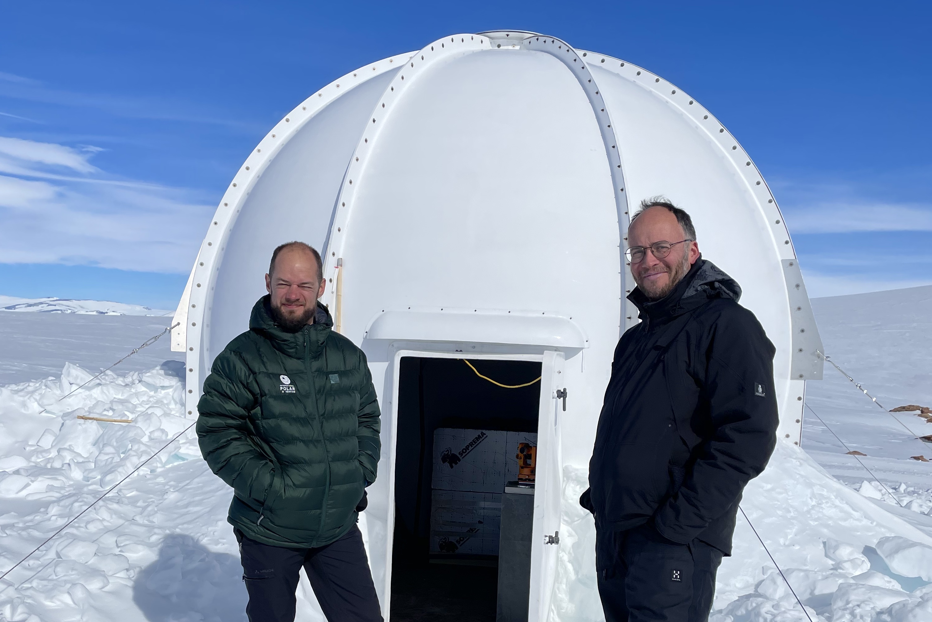 GEOMAG Team Poses in front of Radome