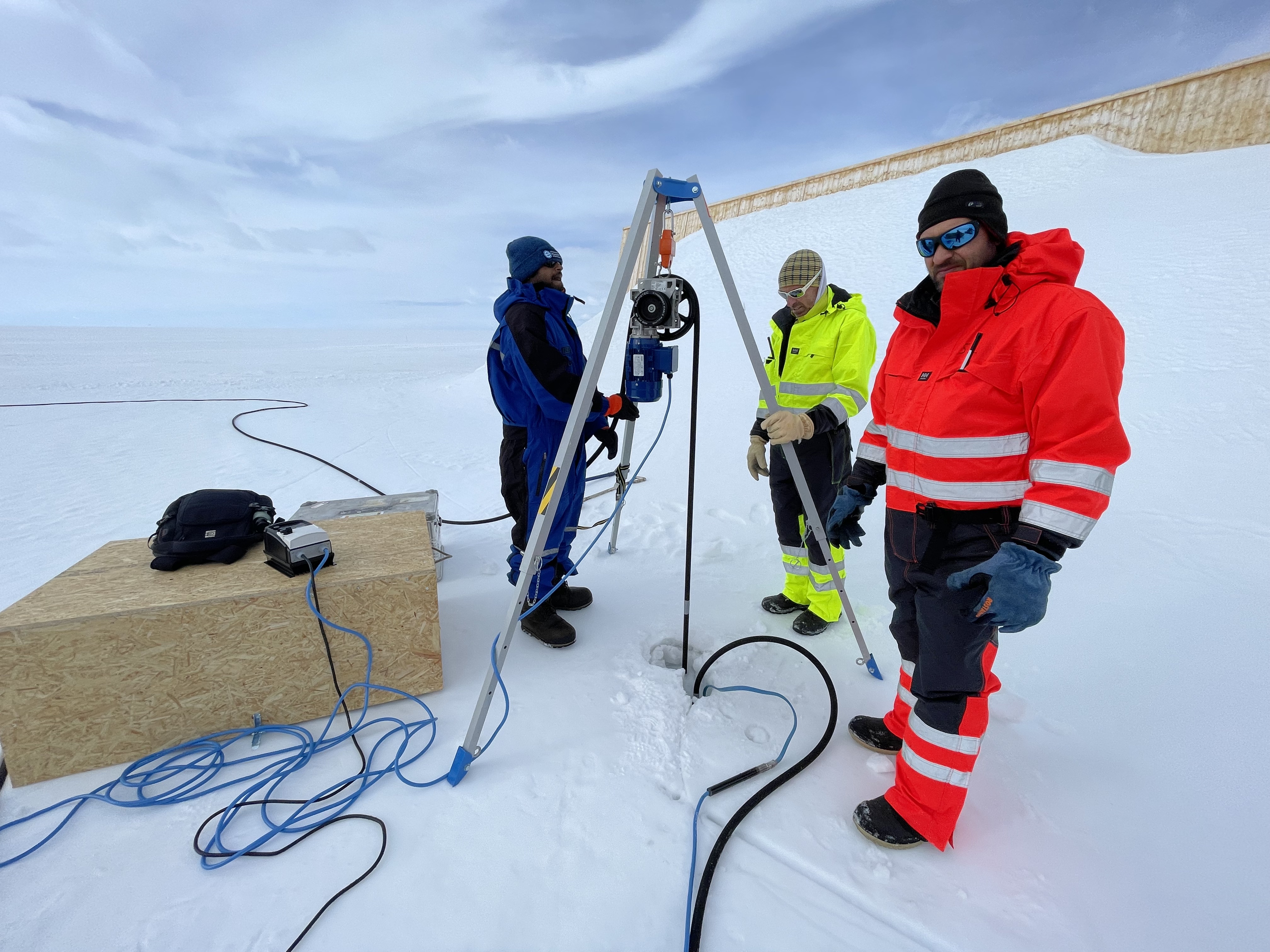 Drilling through the King Baudouin Ice Shelf