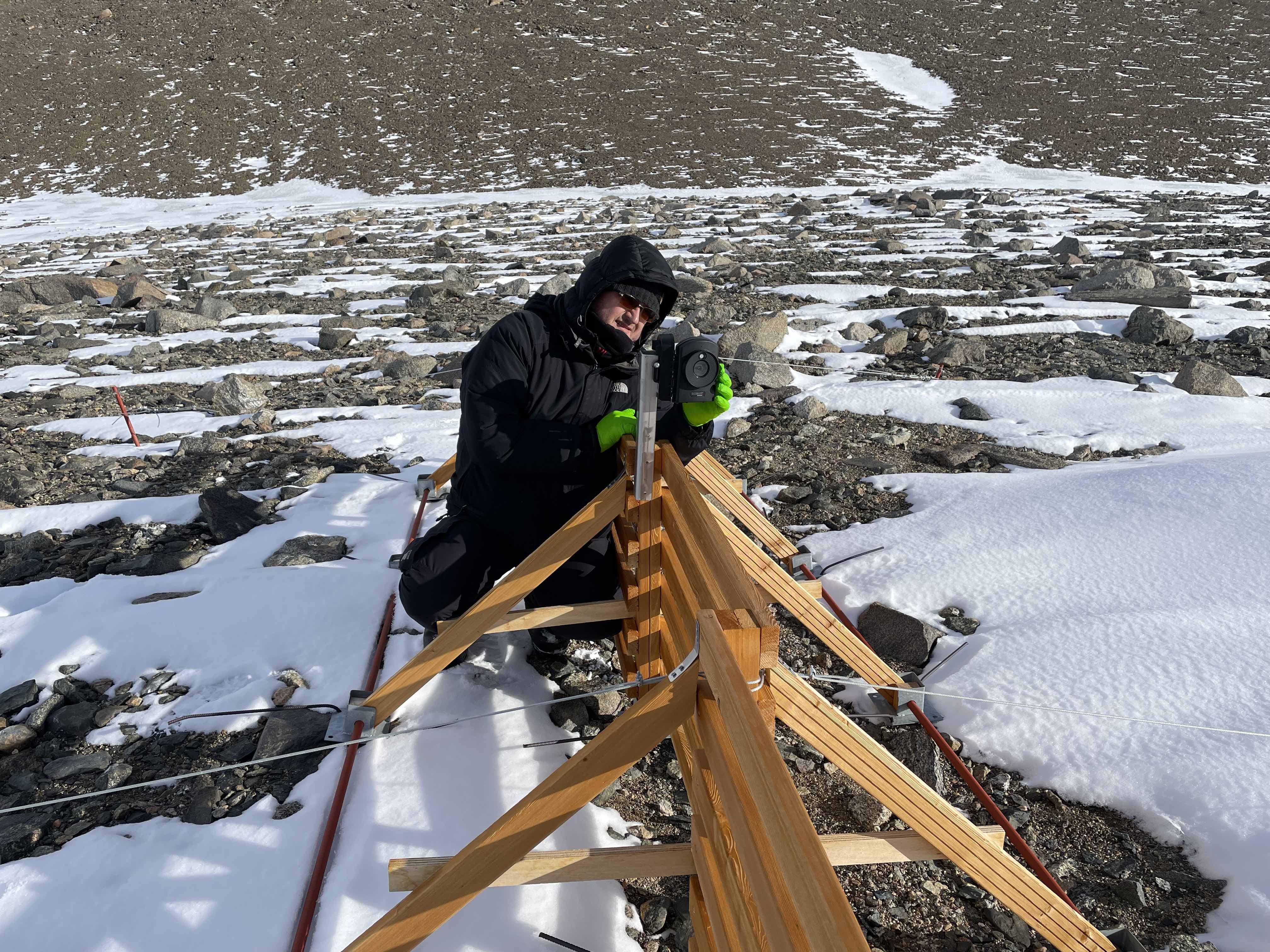 Björn Tytgat from UGent adjusts a snow fence