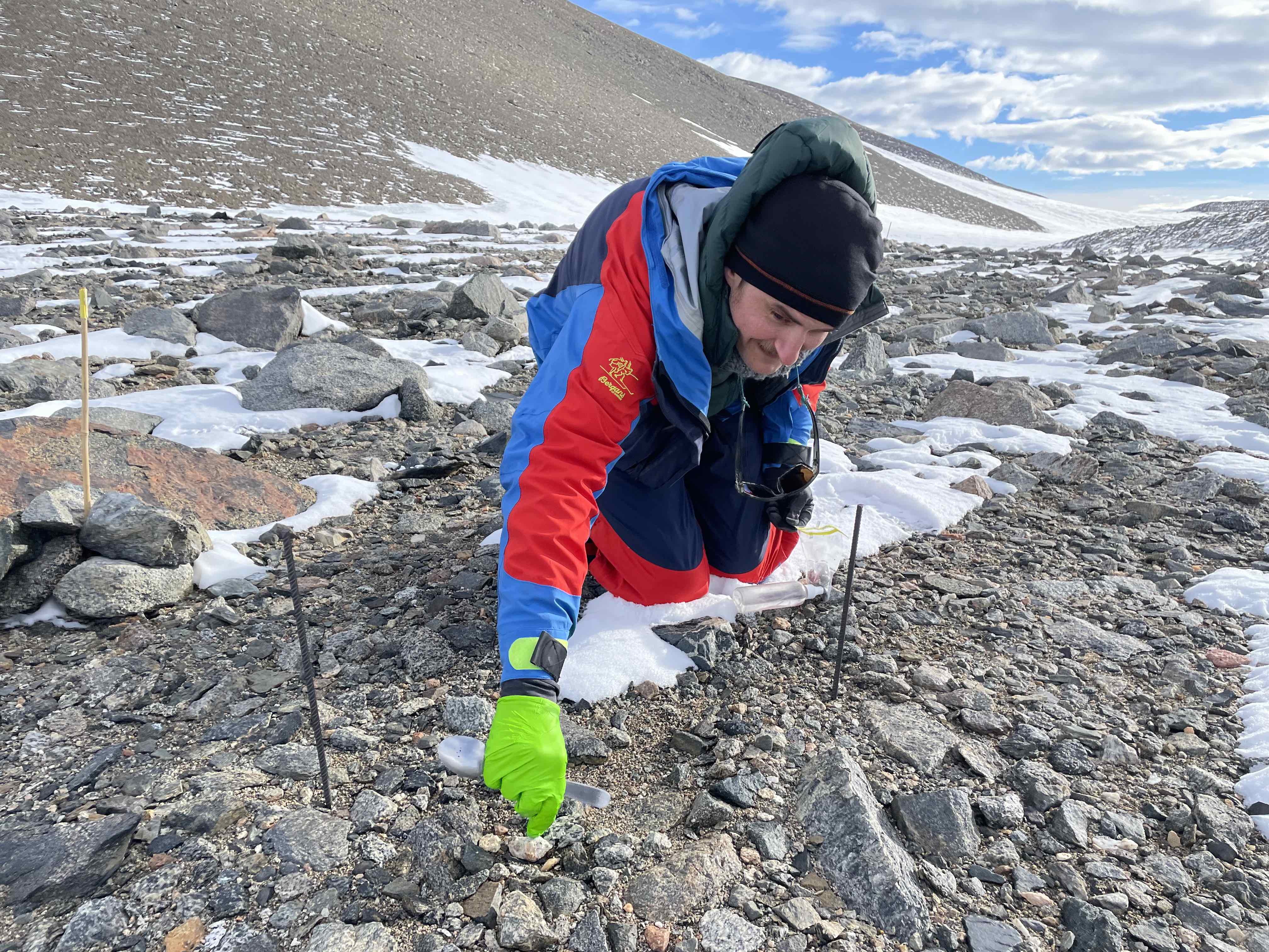 Quentin Vanhellemont from the RBINS sampling microbes