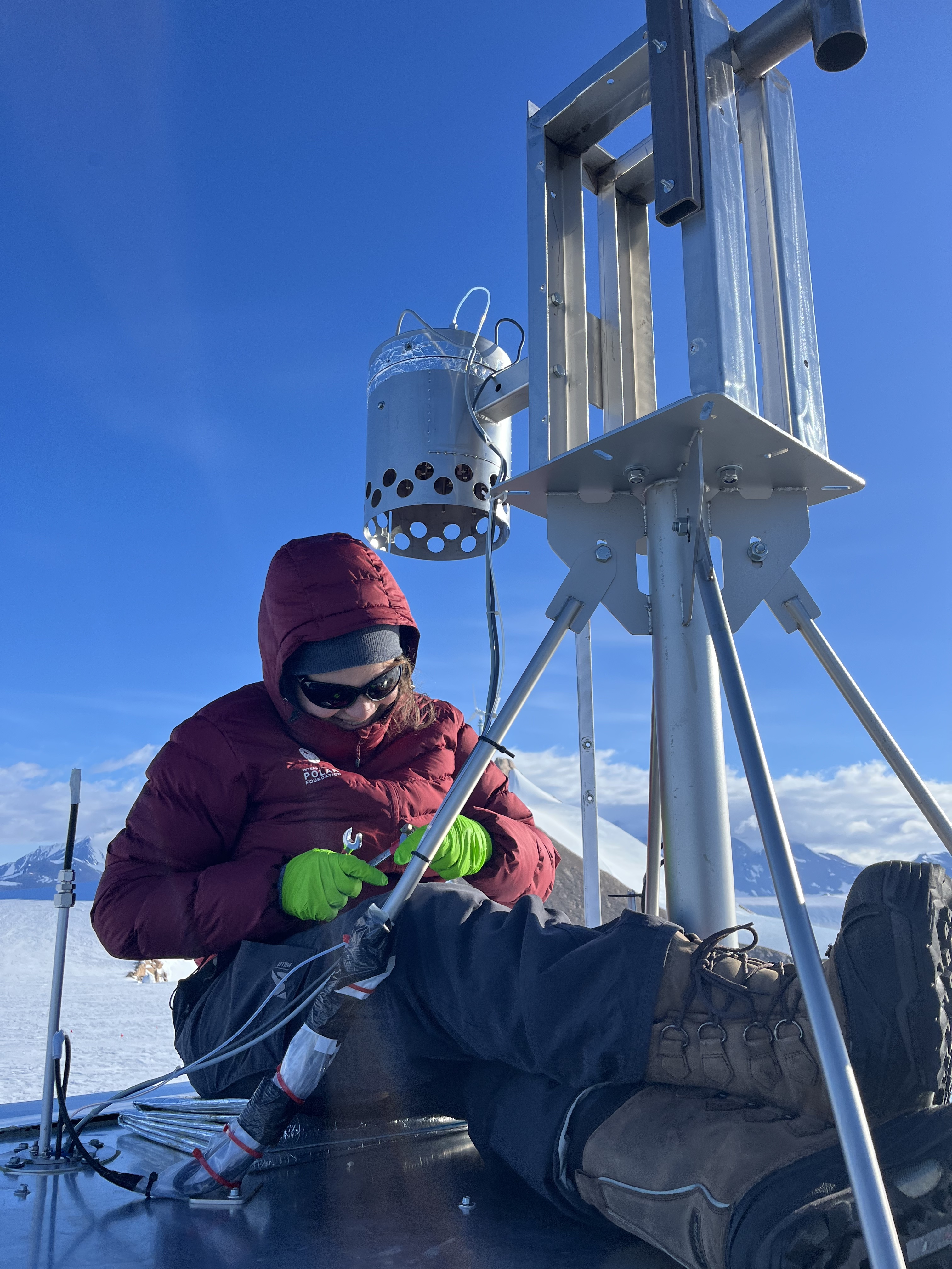 Sarah Wauthy (ULB) poses with particle sampler used in the PASPARTOUT project. 