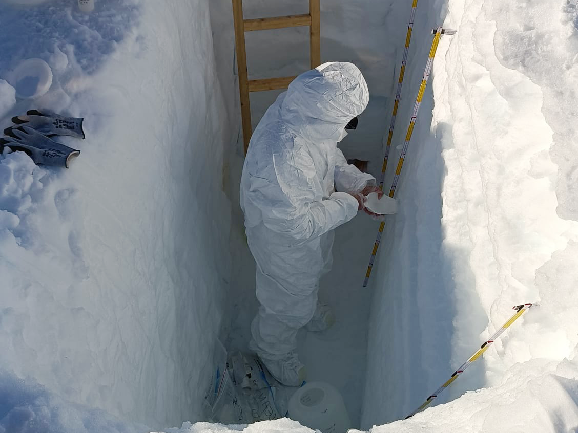Collecting snow samples for the PASPARTOUT project