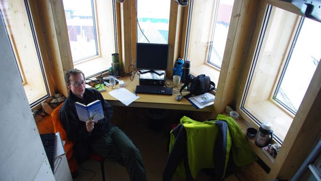 PEA_private_desk
