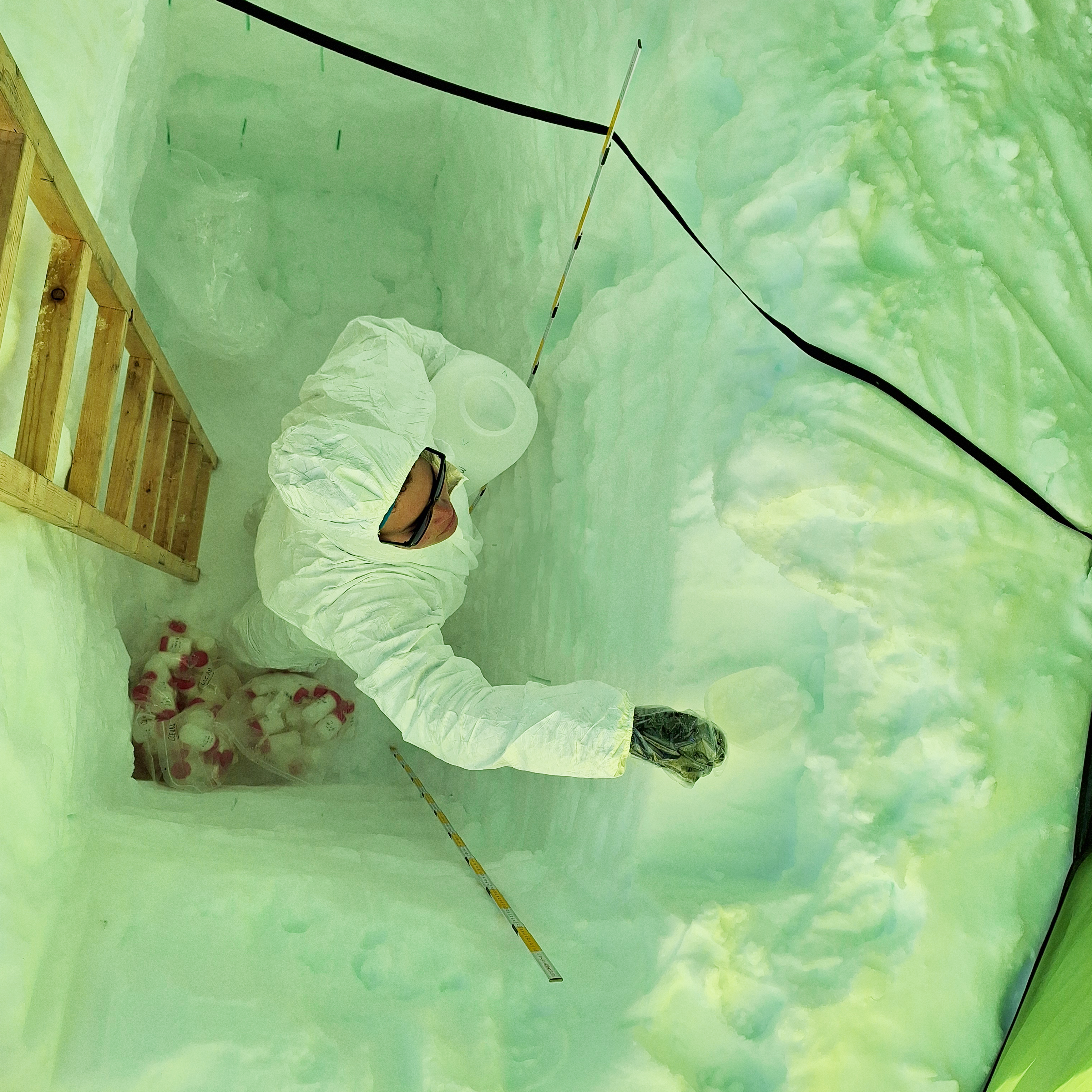 Sarah Wauthy sampling snow in a trench for the PASPARTOUT project