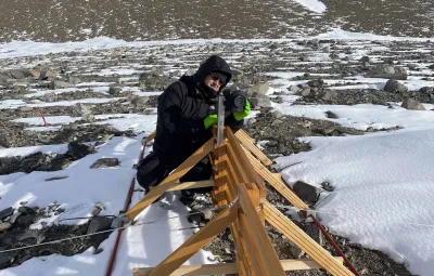 Björn Tytgat from UGent adjusts a snow fence