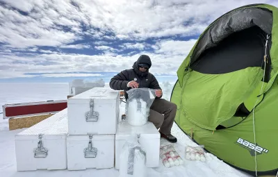 Sebastian Corret storing snow samples for PASPARTOUT project from trench at L0