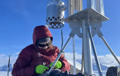 Sarah Wauthy (ULB) poses with particle sampler used in the PASPARTOUT project. 