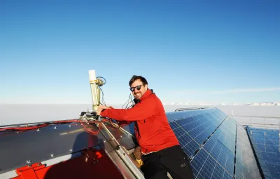 Alexis Merlaud (BIRA-IASB) installing instruments to observe the atmosphere above PEA
